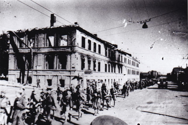 Части Красной армии вступают в освобожденный г. Сталино, Донбасс. 1943.