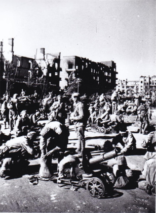 Советские части вступают в освобожденный г. Сталино, Донбасс. 1943.