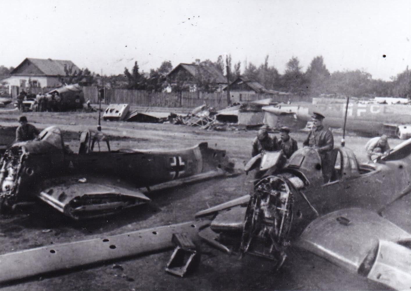 Разбитые немецкие самолеты на ст. Сталино. 1943.