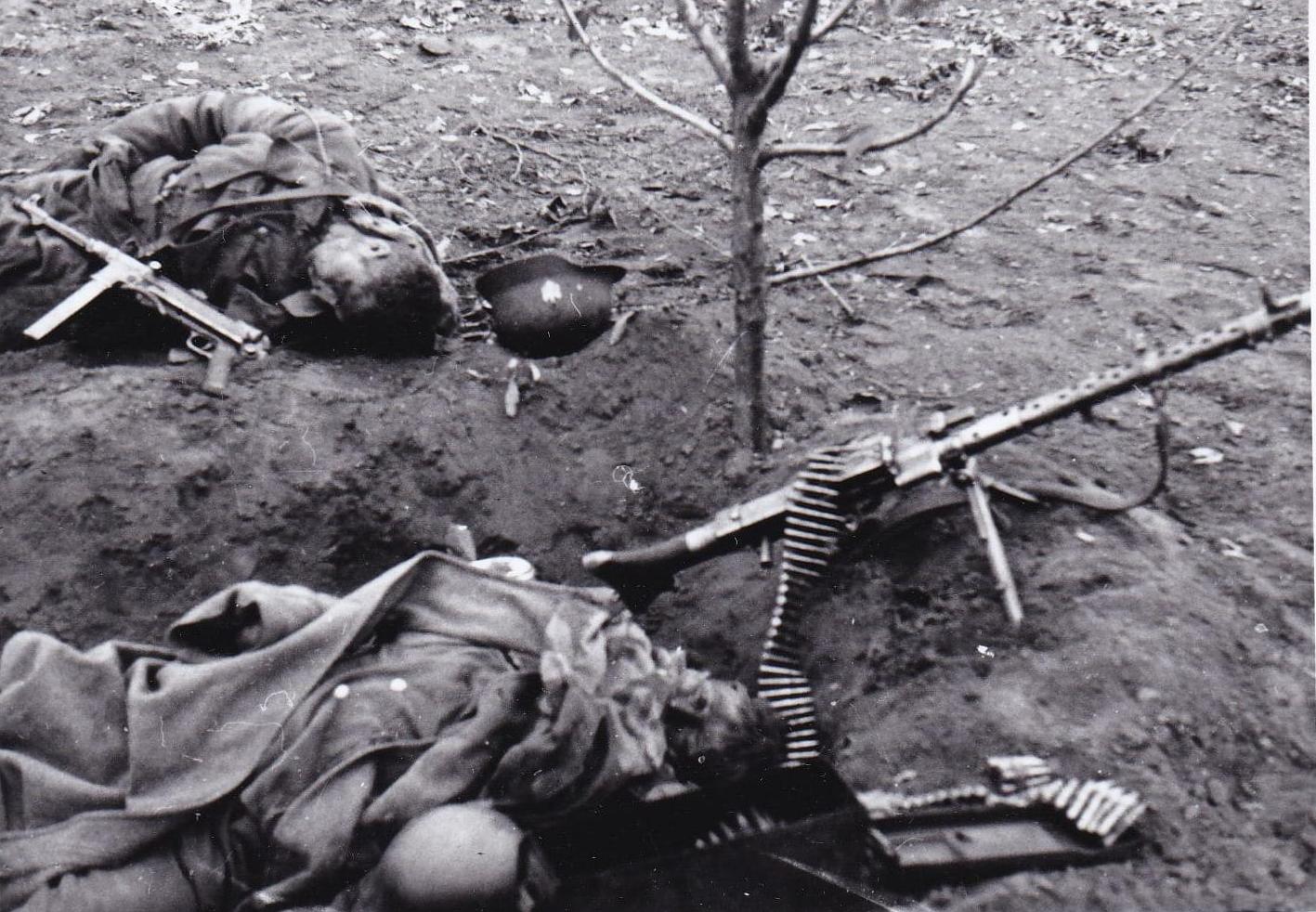 Бои на ул. Володарского (видны убитые немцы) в г. Мелитополь. 1943.