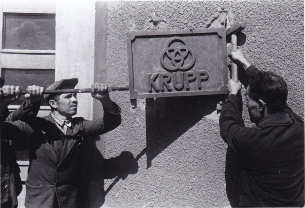 Рабочие срывают вывеску Круппа, которая была повешена на Краматорском заводе им. Сталина в дни немецкой оккупации, г. Краматорск. 1943.