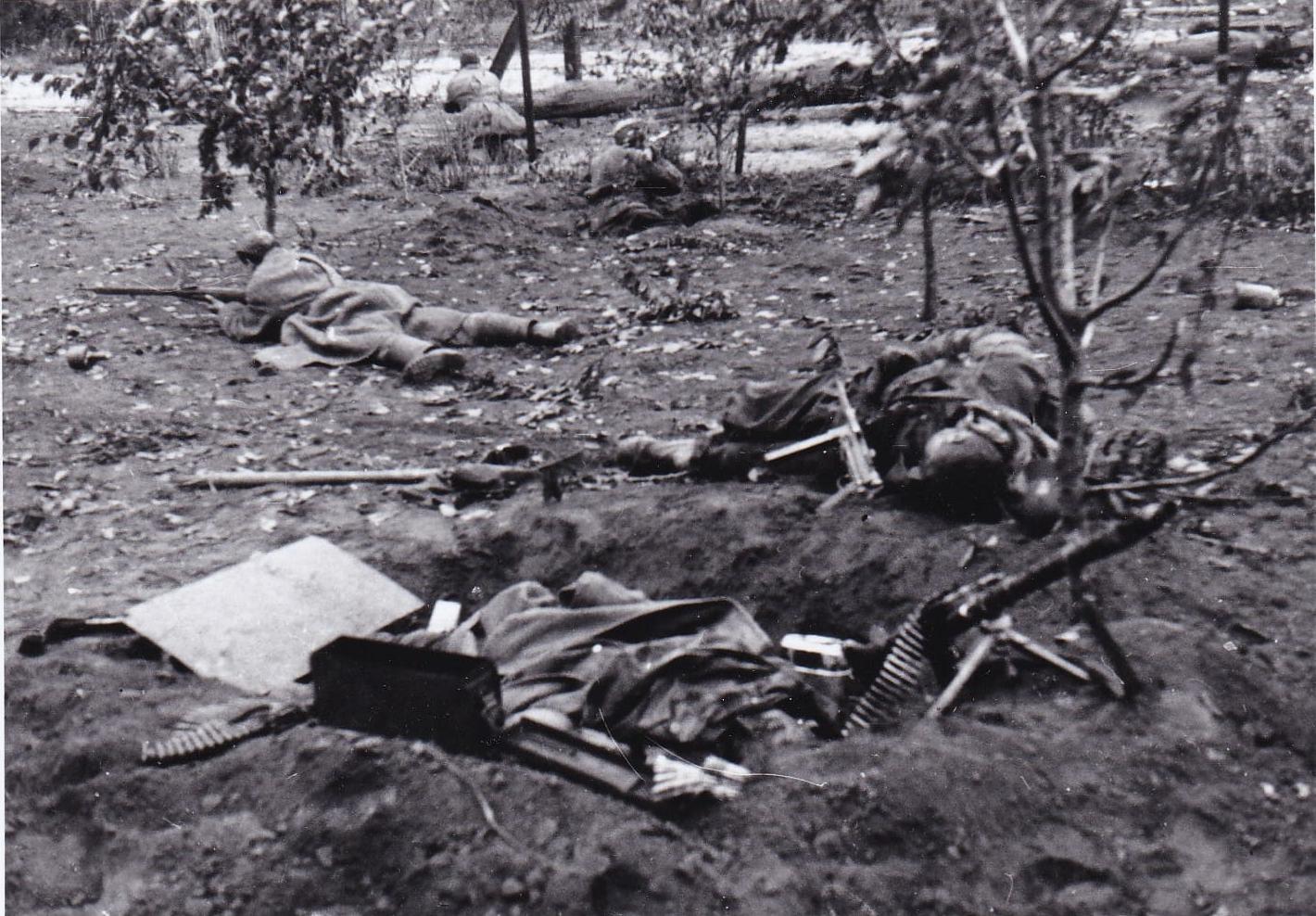 Бои на ул. Володарского (видны убитые немцы) в г. Мелитополь. 1943.