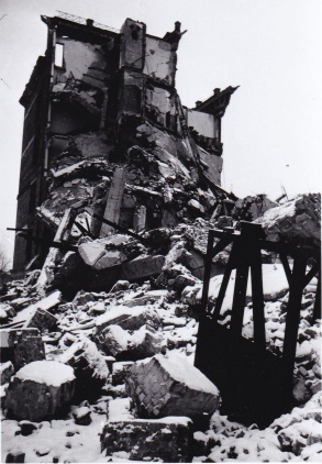 Один из старейших ВУЗов Украины, институт имени Хрущева, разрушенный немцами в г. Сталино. 1944.