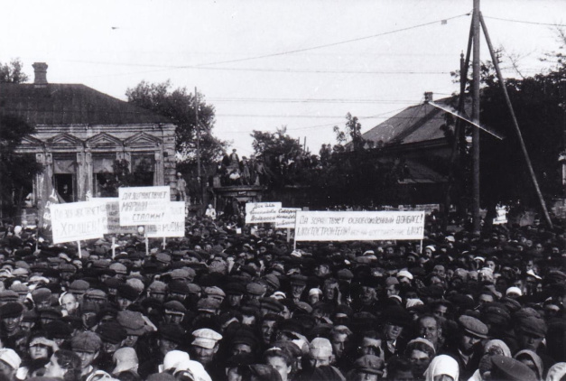 Митинг, посвящённый освобождению г. Сталино. Выступает командующий ЮФ генерал-полковник Толбухин. 20.09.1943.