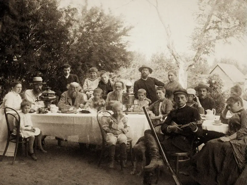 Художник Николай Ге (сидит четвертый слева) и писатель Лев Толстой (сидит шестой слева). Ясная Поляна, Тульская губерния, 1888 год. Фотография: С. Абамелек-Лазарев / Государственный музей Л.Н. Толстого, Москва