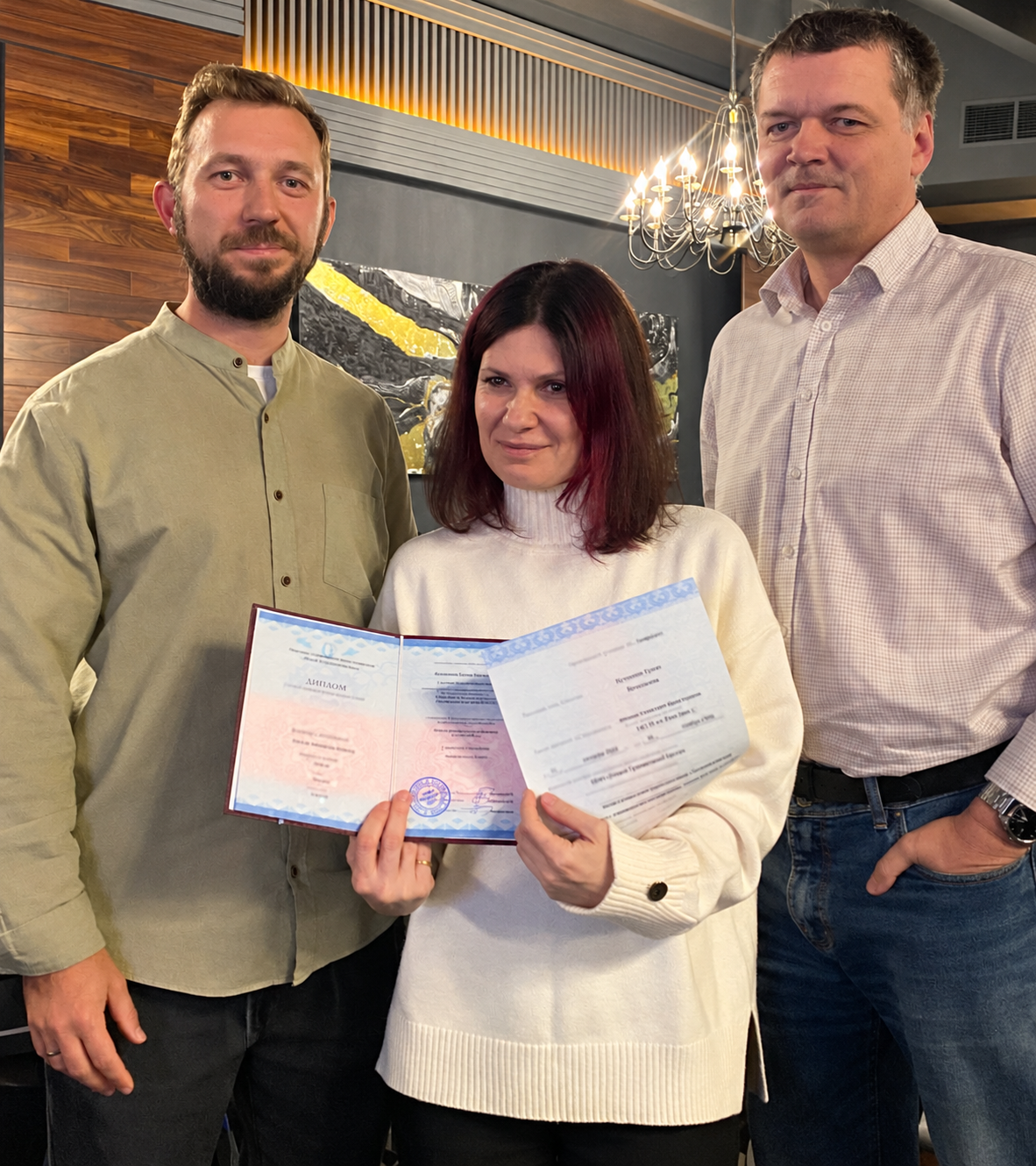 Фото с вручения диплома выпускнице