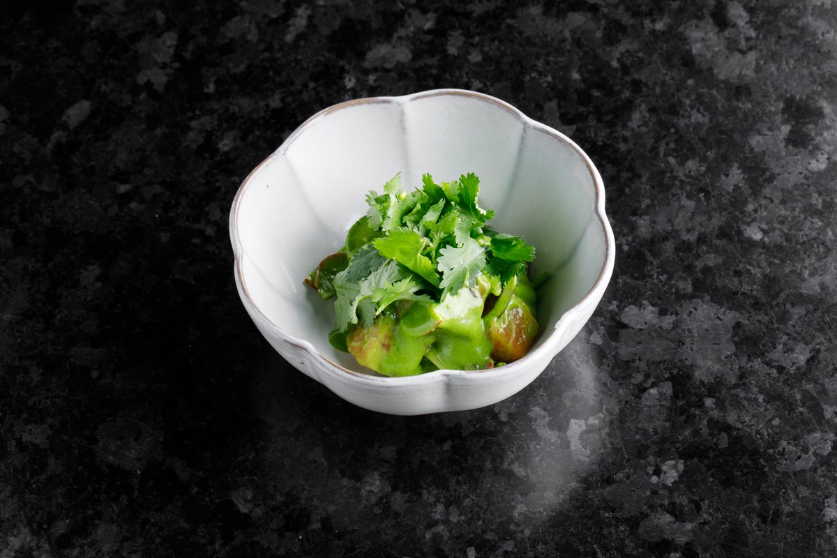 Севиче из лосося с соусом зеленого перца и шисо