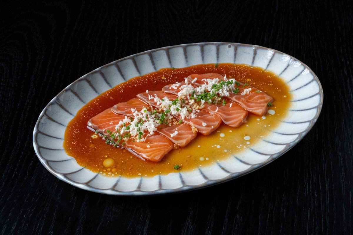 Сашими из лосося с трюфельным соусом и свежим хреном