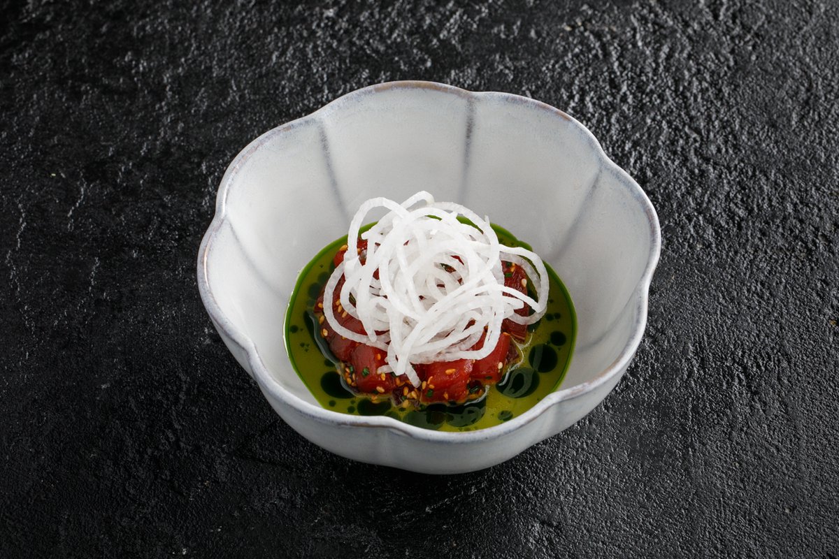 Тартар из тунца бигай с соусом из зеленого чили