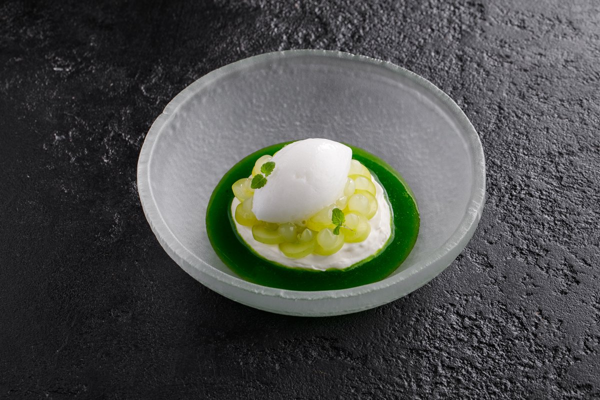 Десерт с алоэ и виноградом