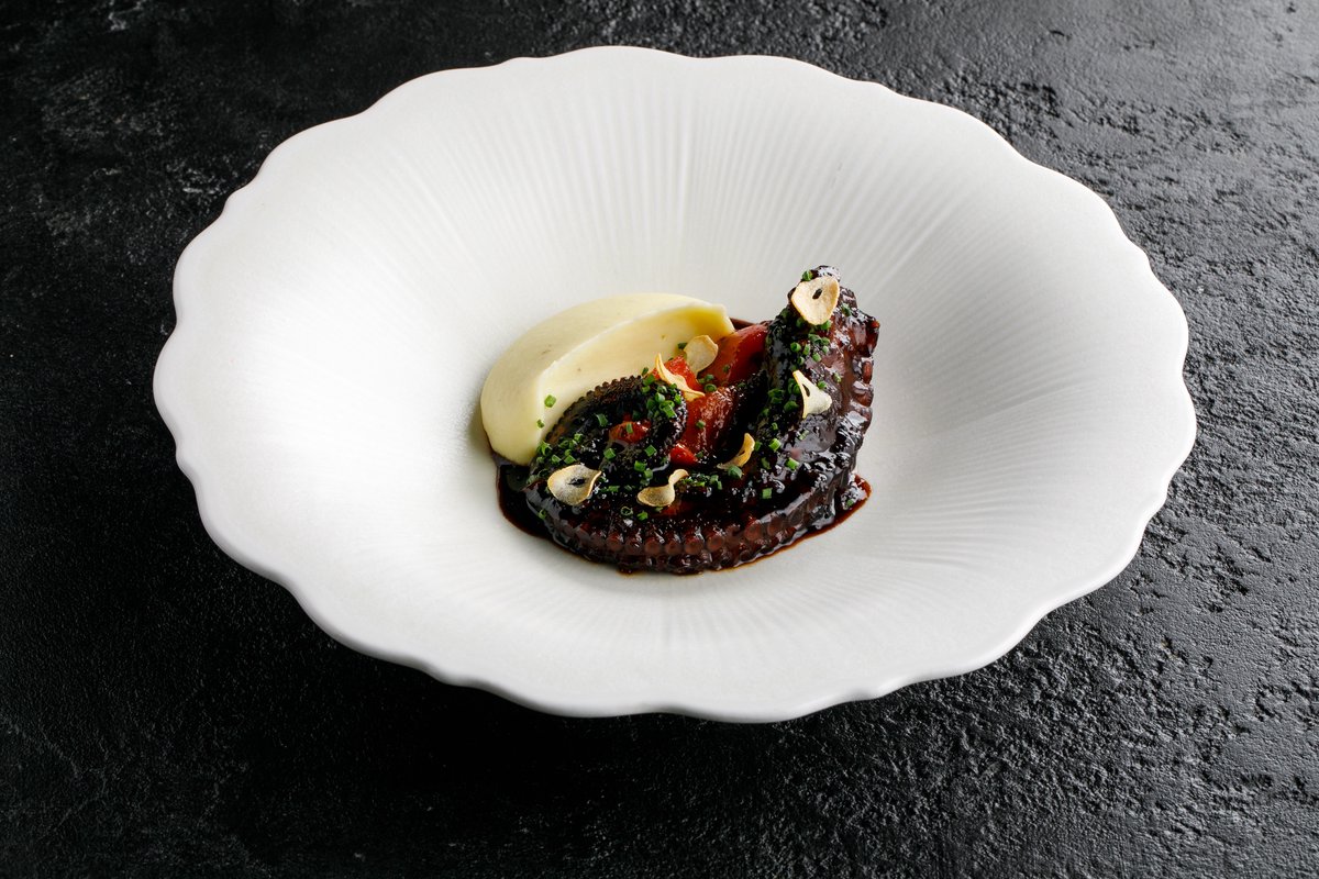 Жареный осьминог с копченым пюре