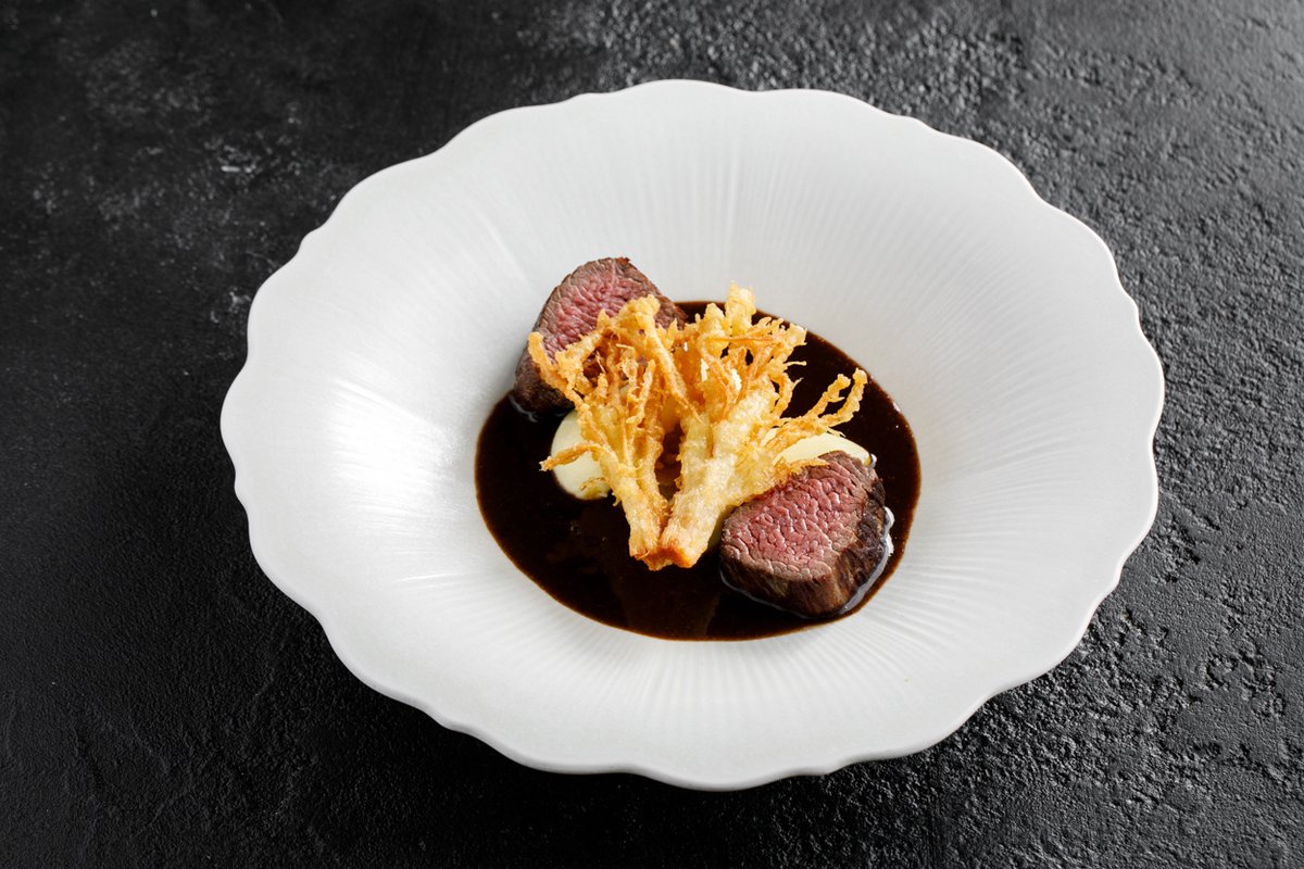 Говядина с соусом из черного чеснока