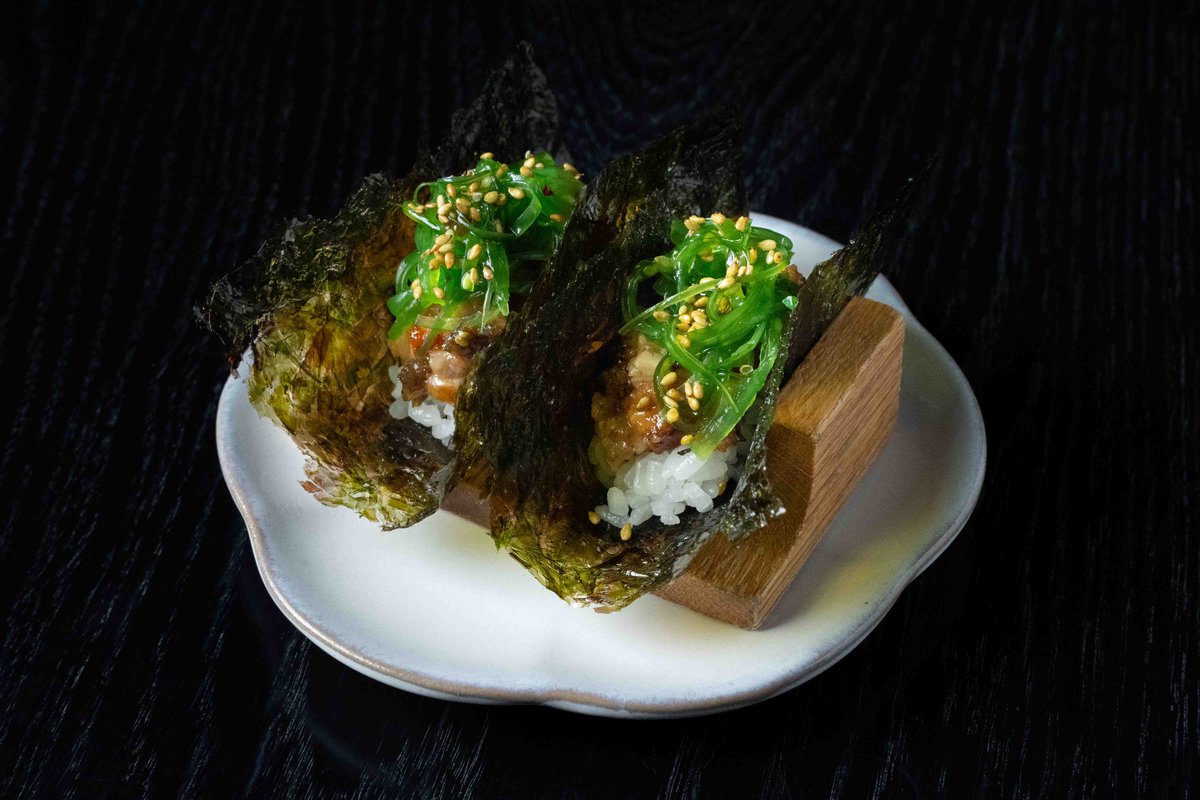 Угорь с чукой и кунжутным соусом