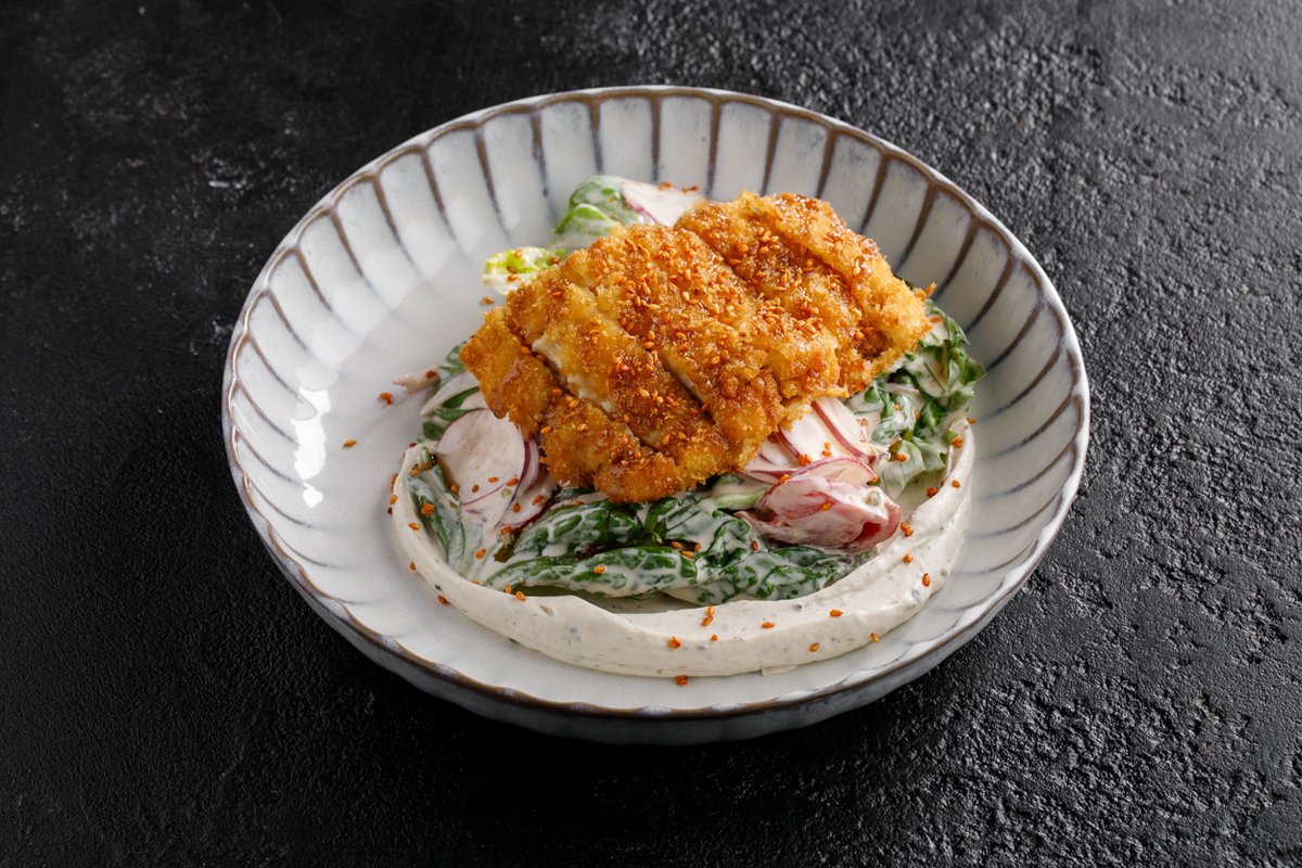 Салат с цыпленком кацу