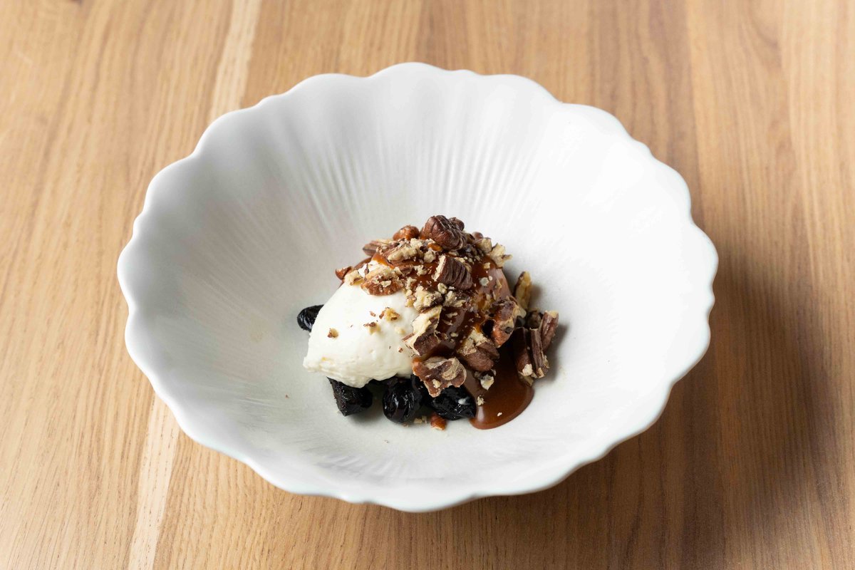 Чернослив с соленой карамелью и орехом пекан