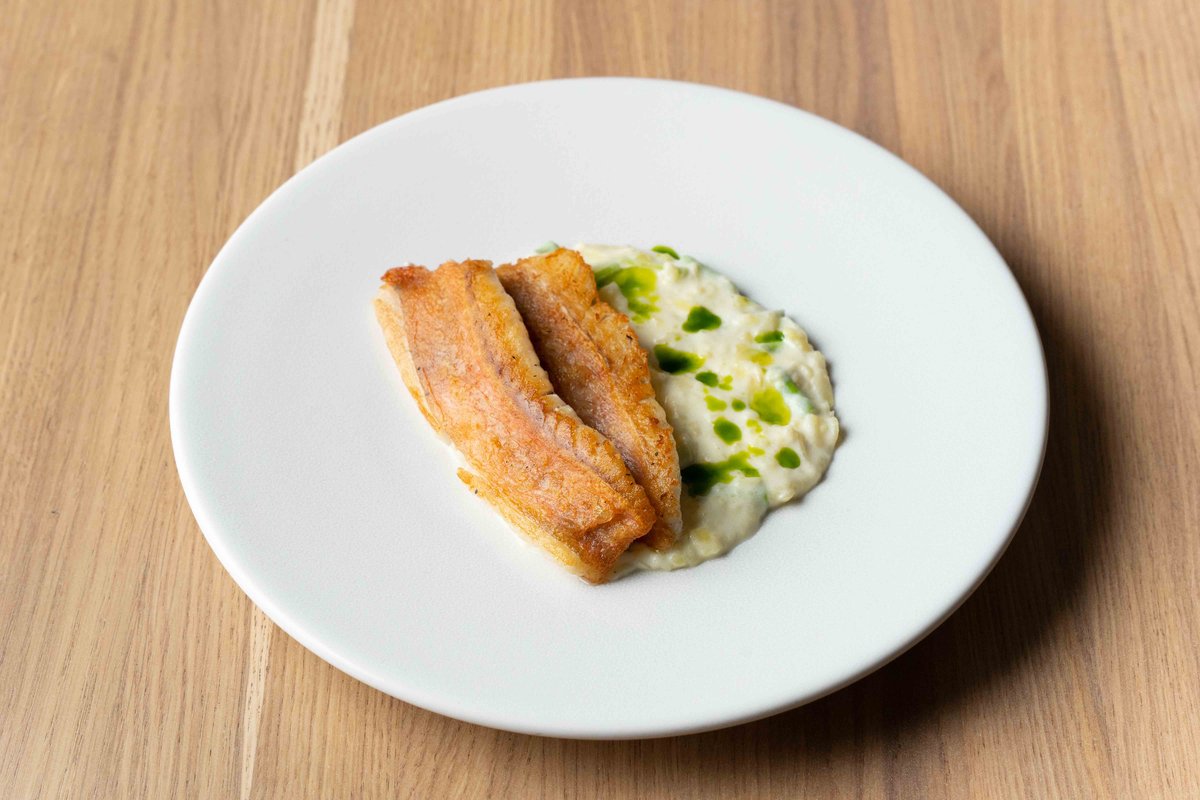 Окунь с брокколи и копченым маслом