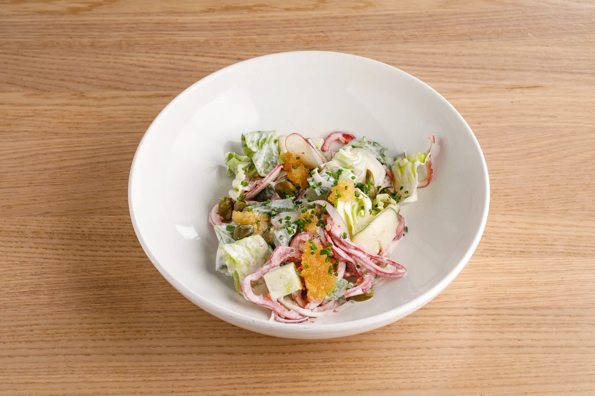 Овощной салат со сметаной и щучьей  икрой