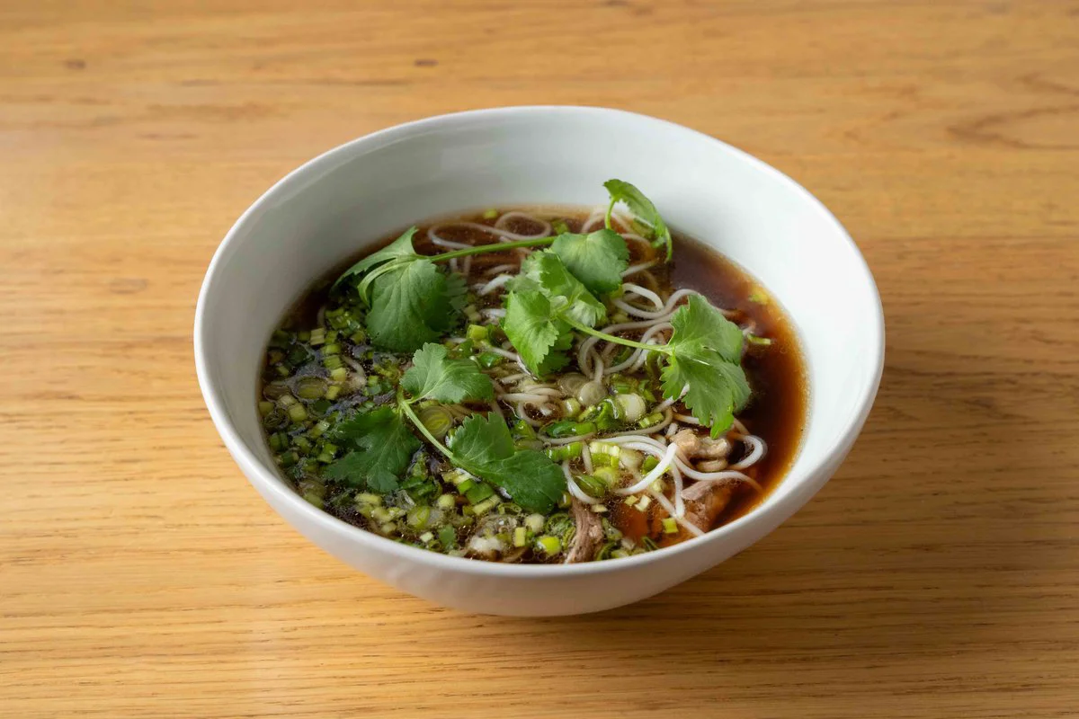 Острый суп с уткой и лапшой