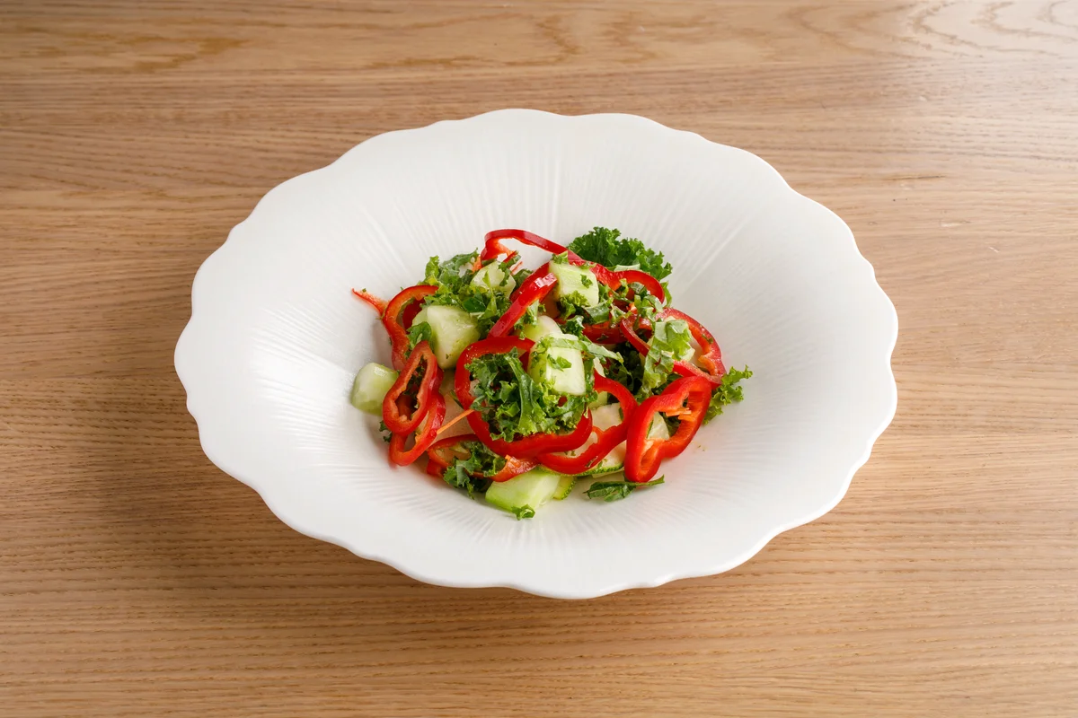 Салат из овощей с соусом из трав