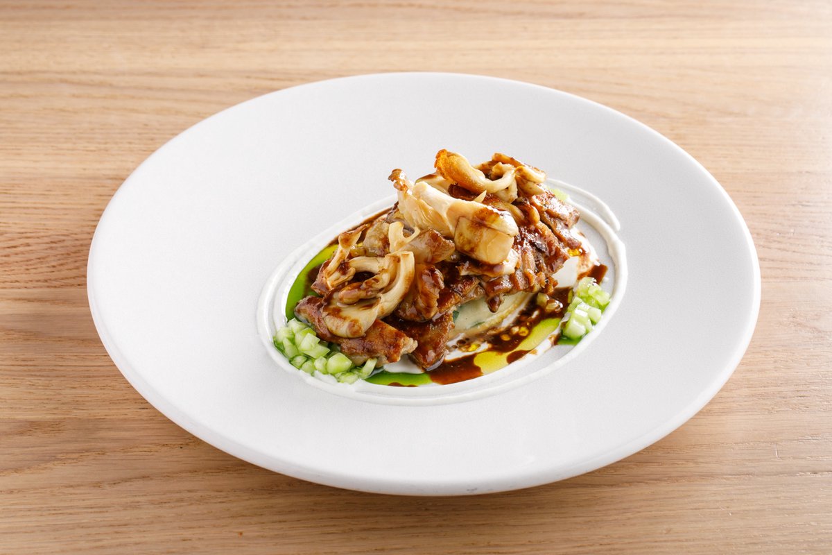 Бедро цыпленка с вешенками и копченым пюре