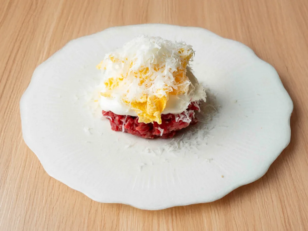 Тартар из говядины с кукурузными чипсами и пекорино