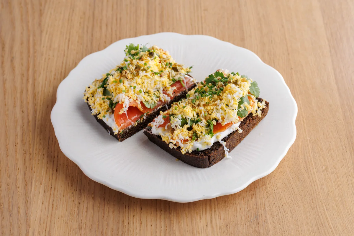 Брускетта с копченым лососем и сметаной