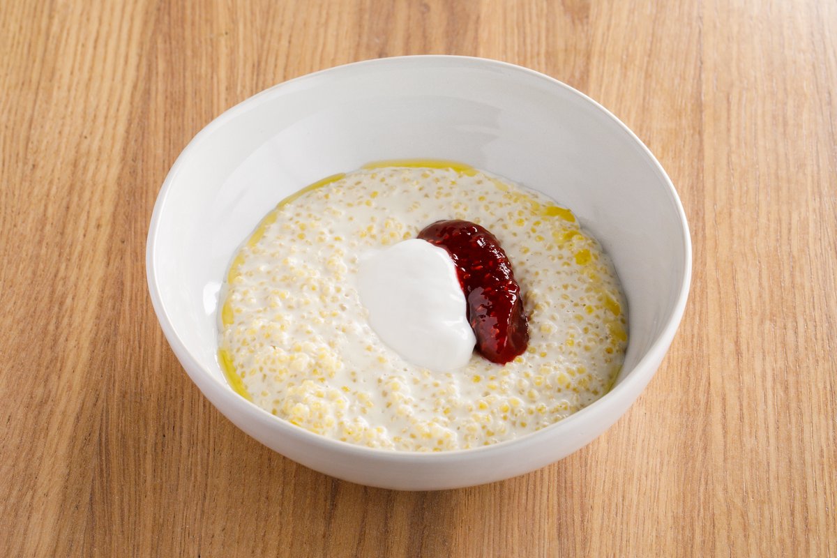 Пшеная каша с малиной и сметаной