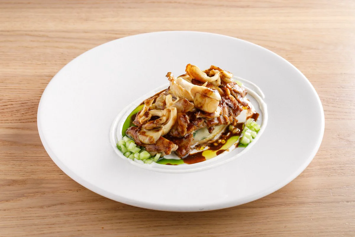 Бедро цыпленка с вешенками и копченым пюре