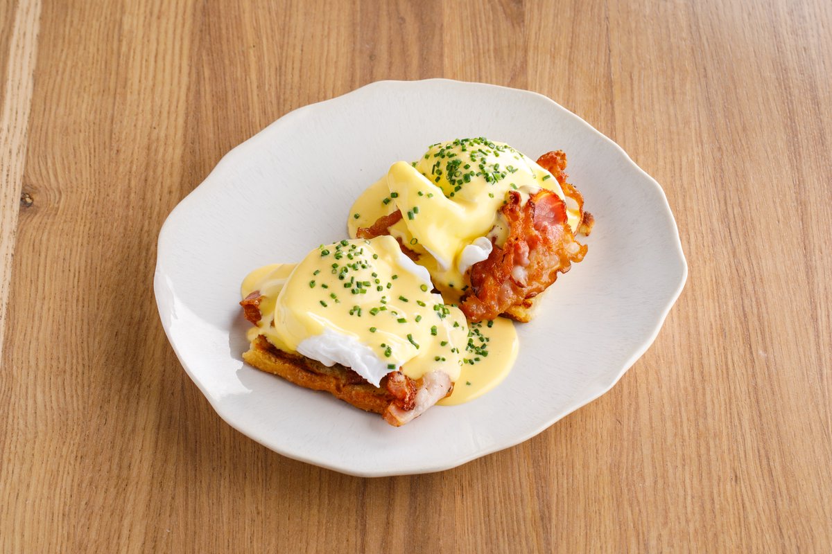 Яйца пашот с беконом и соусом беарнез