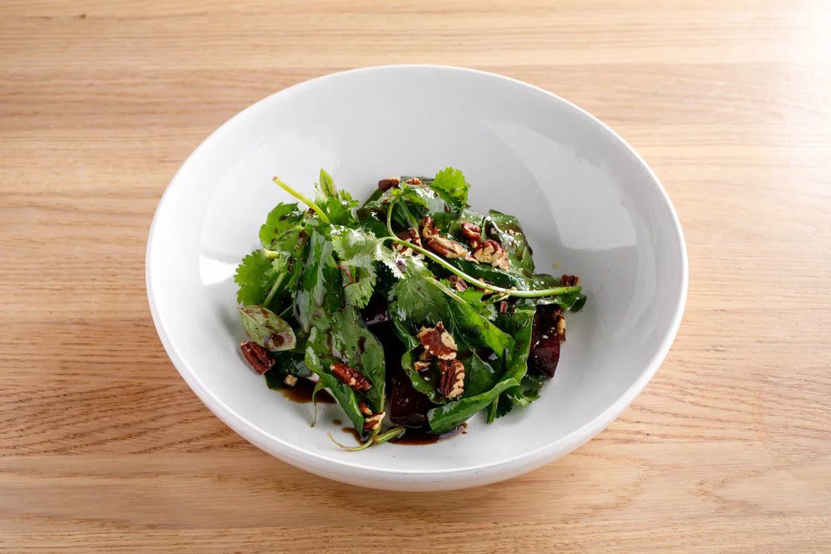 Салат с печеной свеклой и пеканом