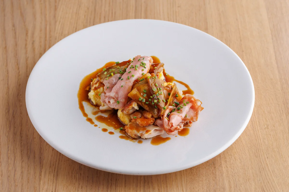 Бедро цыпленка с полентой и мортаделлой