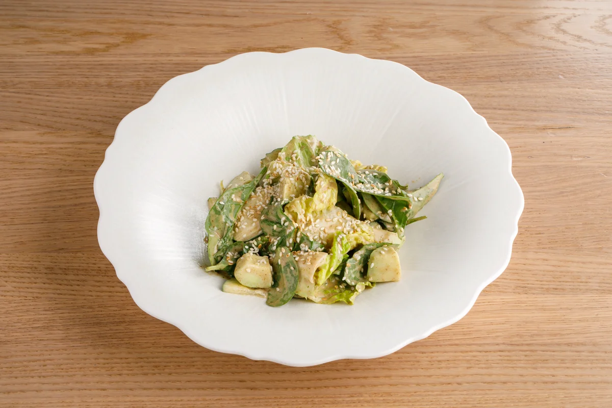 Зелёный салат с кунжутным соусом