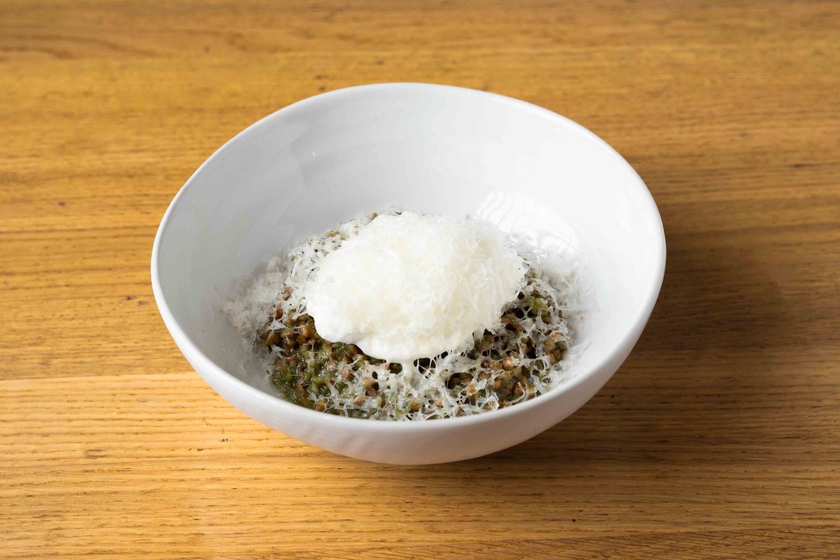 Гречневая каша с яйцом пашот и пармезаном