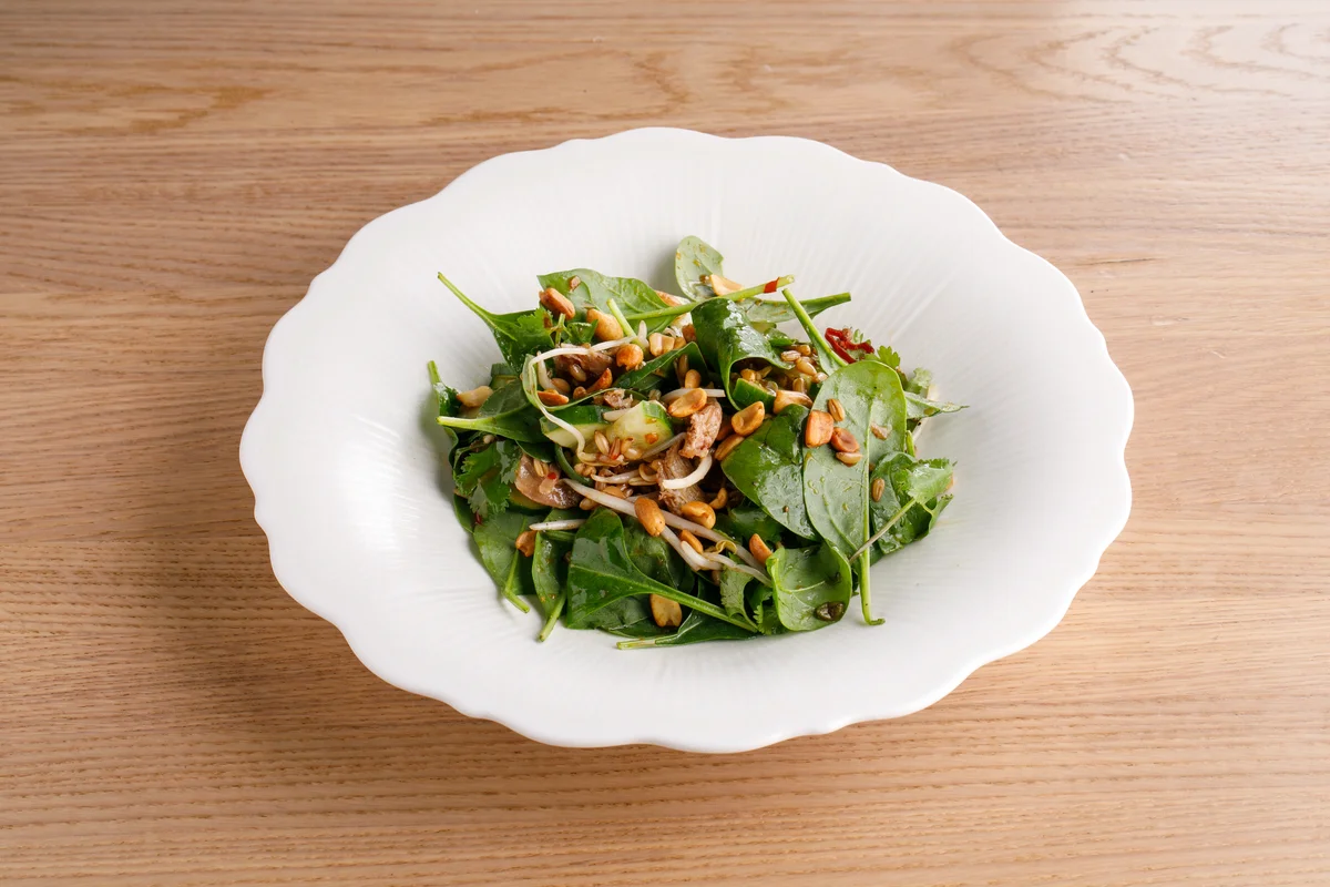 Салат с уткой конфи и ростками фасоли