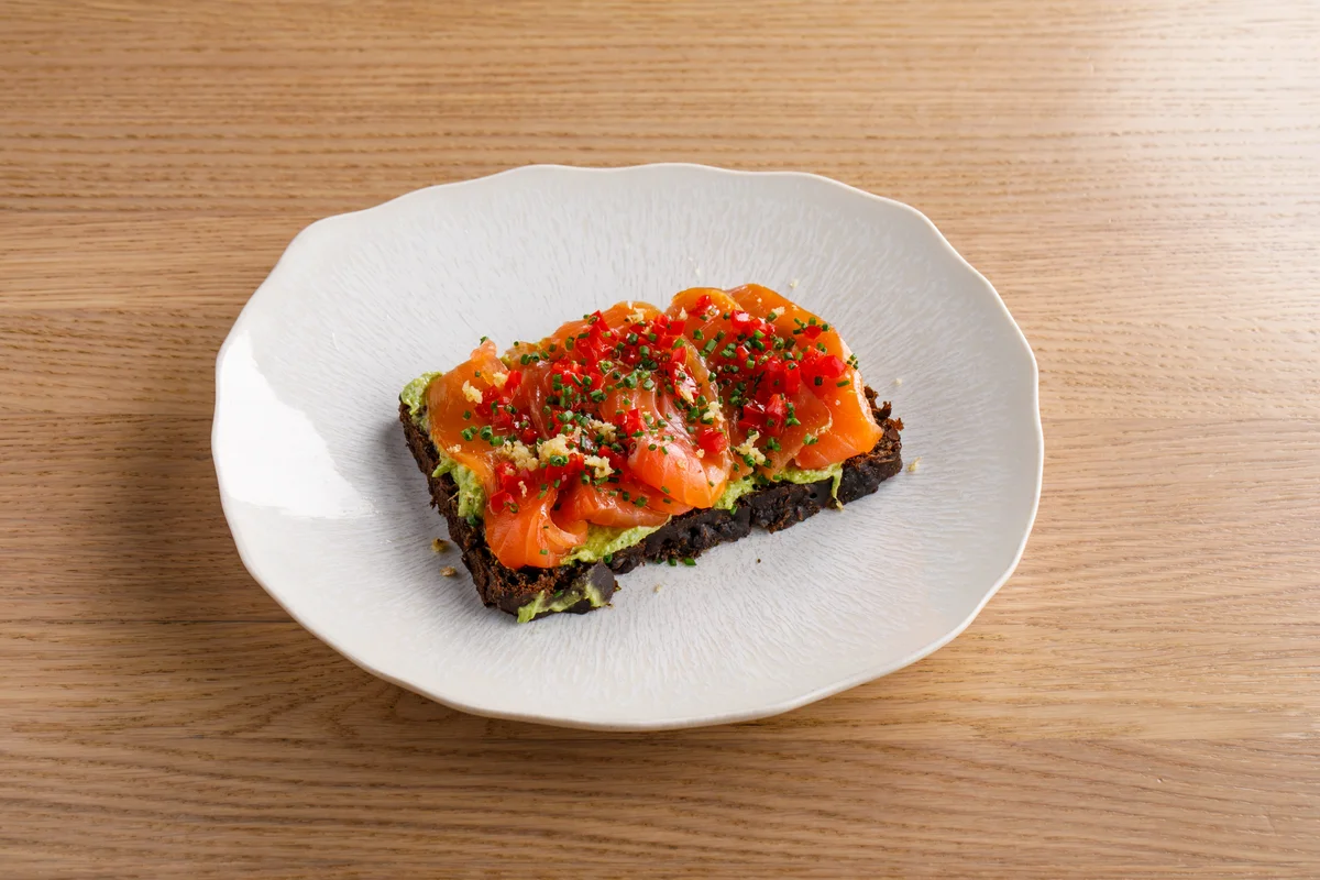 Шведский хлеб с копчёным лососем