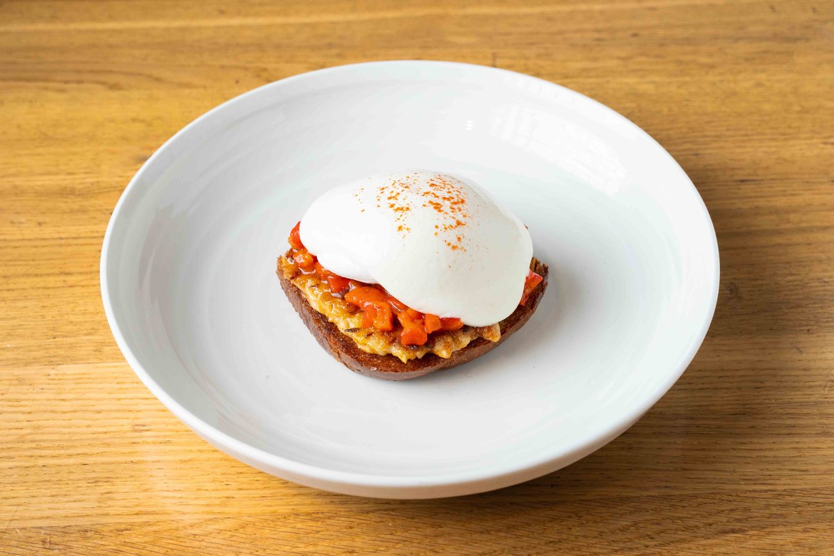 Яйцо пашот с бифштексом из куриного бедра