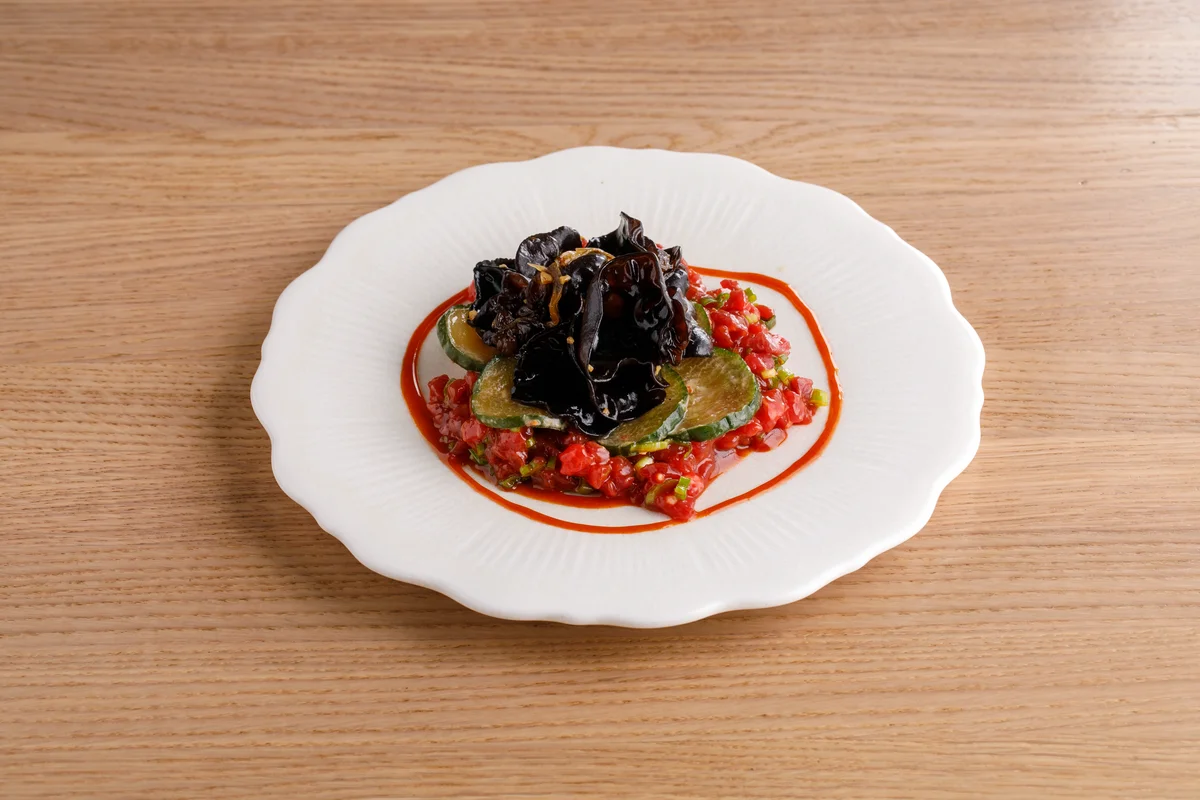 Тартар из говядины с древесными грибами