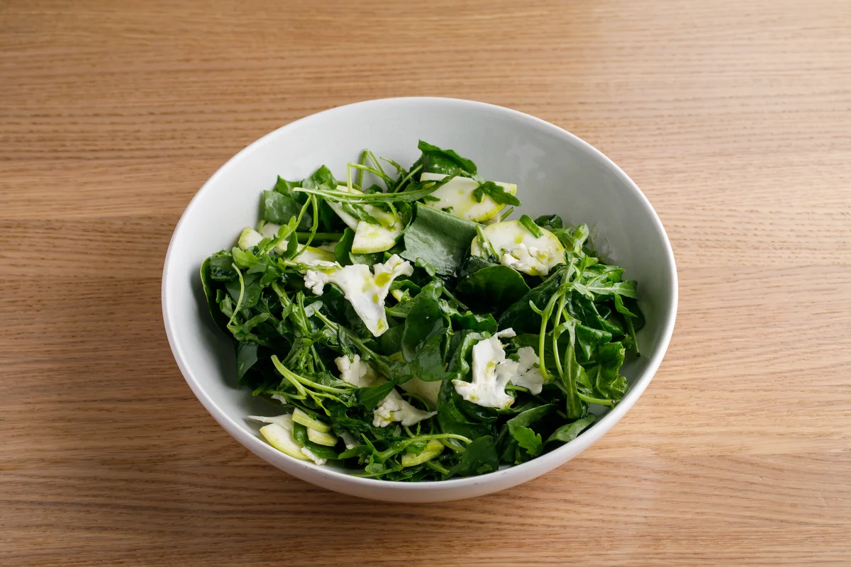 Салат из руколы с лимонным дрессингом