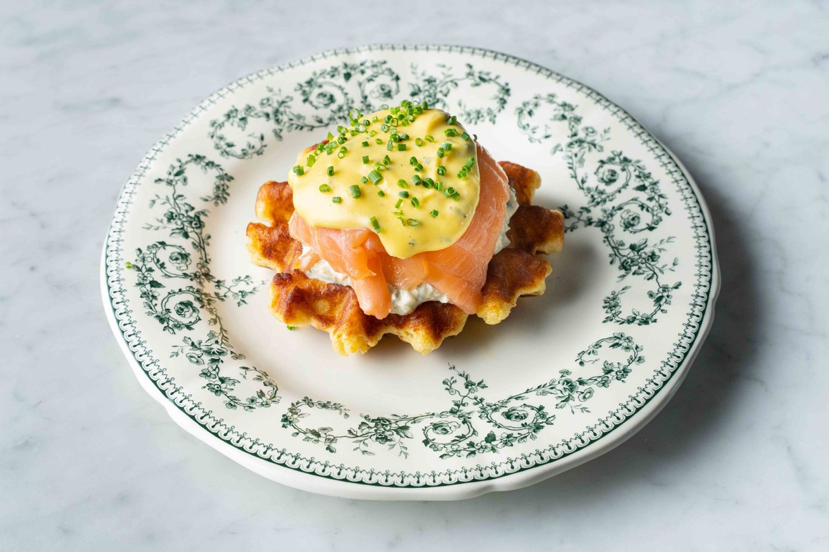 Бельгийская вафля с копченым лососем