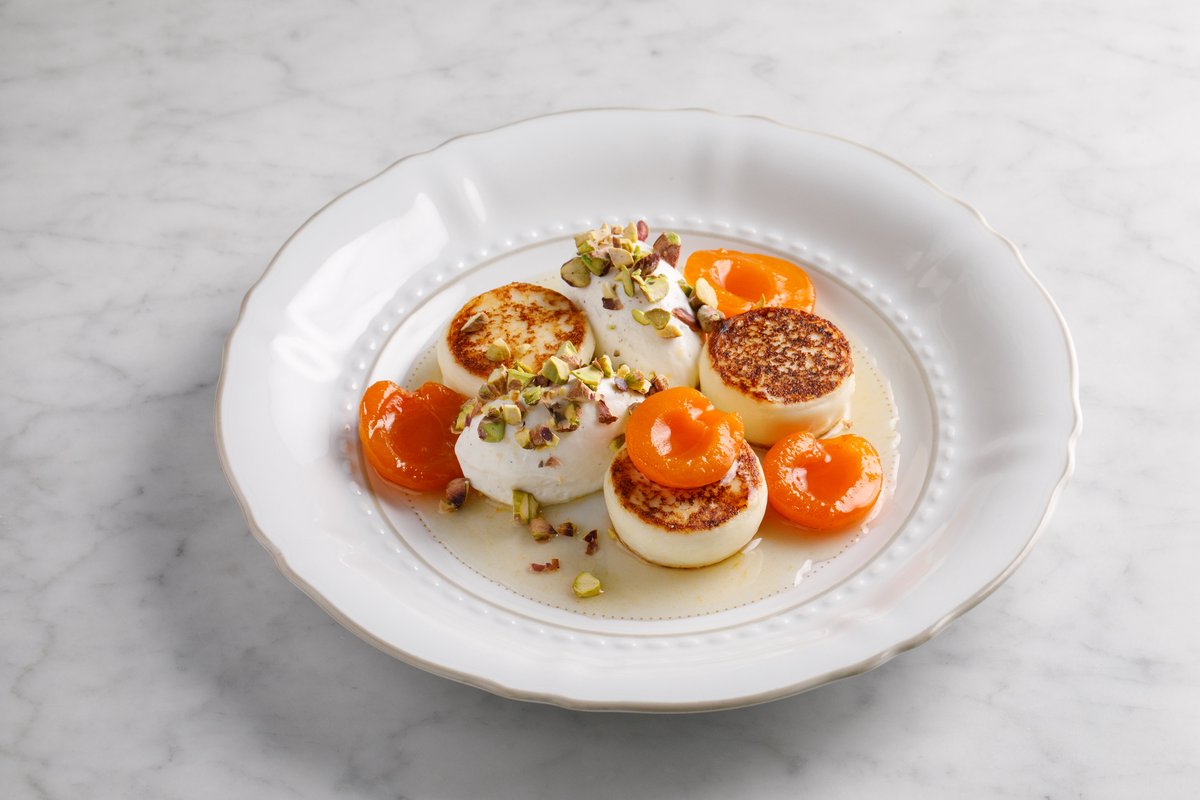 Сырники с печеным абрикосом и ванильным кремом