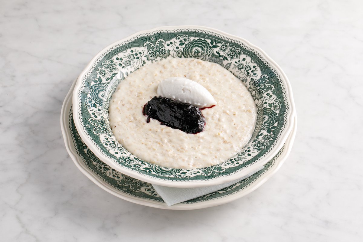 Овсянка на кокосовом молоке с черничным конфитюром