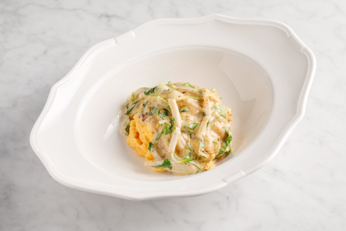 Скрембл с кальмаром и салатом ромейн