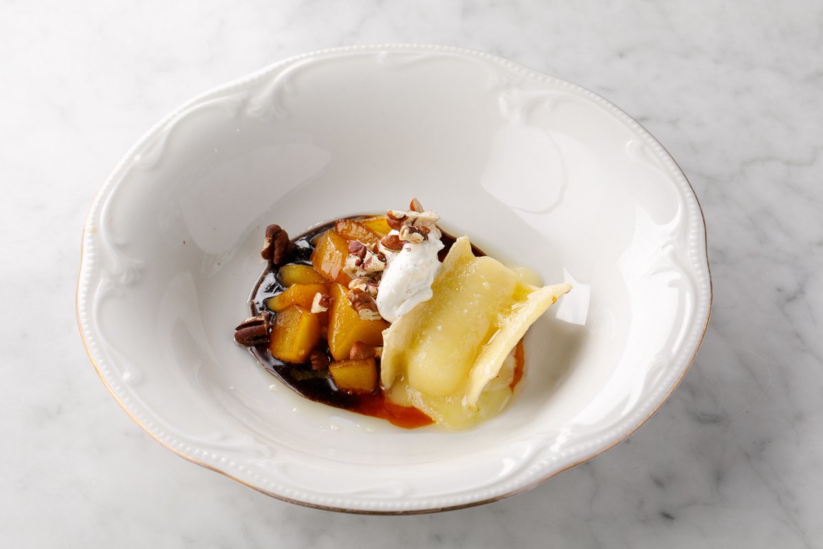 Жареный камамбер с грушей и пеканом