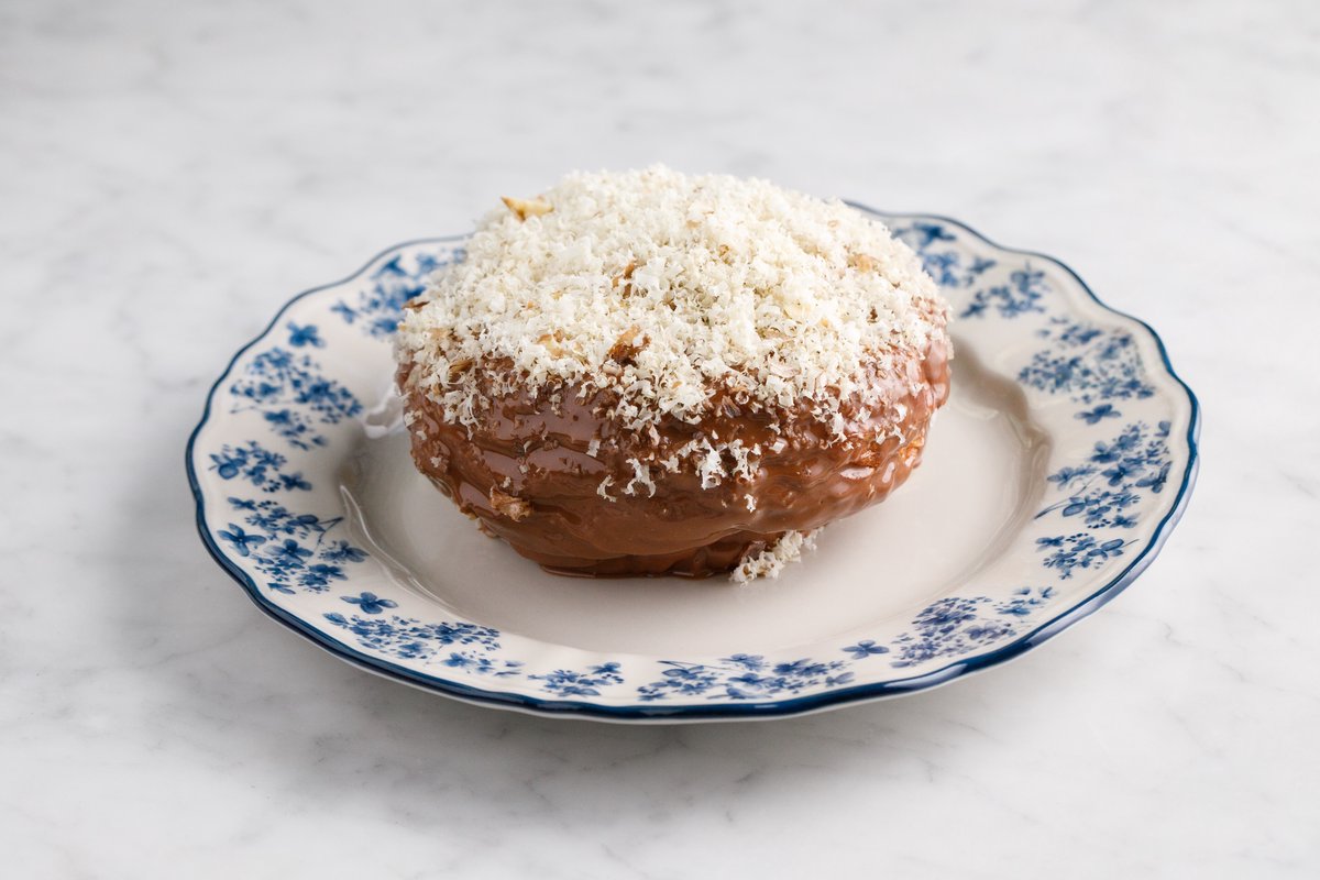 Улитка с молочным шоколадом и грецким орехом