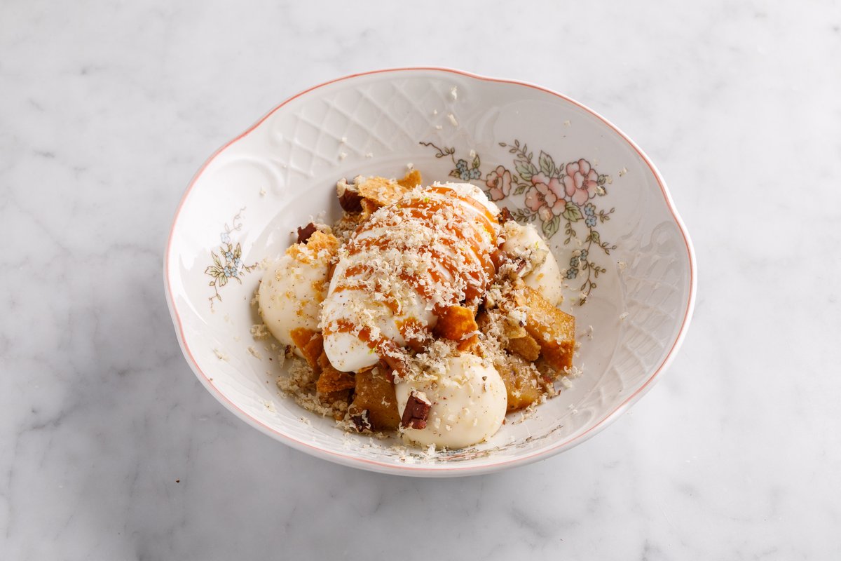 Печеные яблоки с ванильным кремом и йогуртовым сорбетом