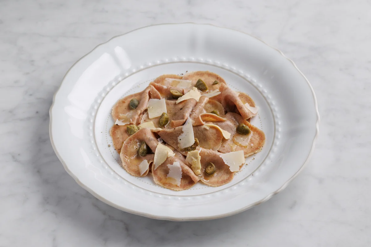 Карпаччо из языка с печенью трески и айоли