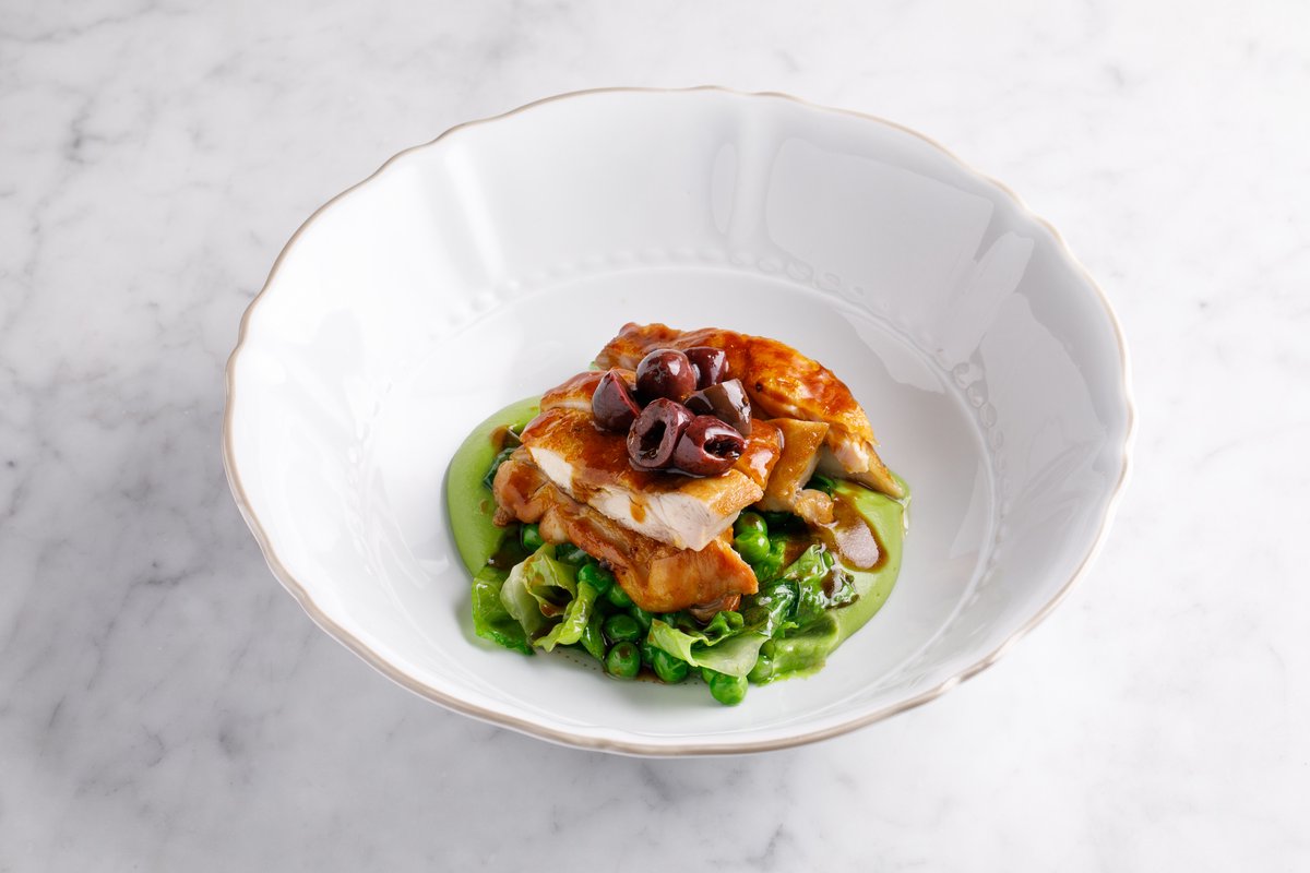 Бедро цыпленка с листьями ромейна и оливковым соусом