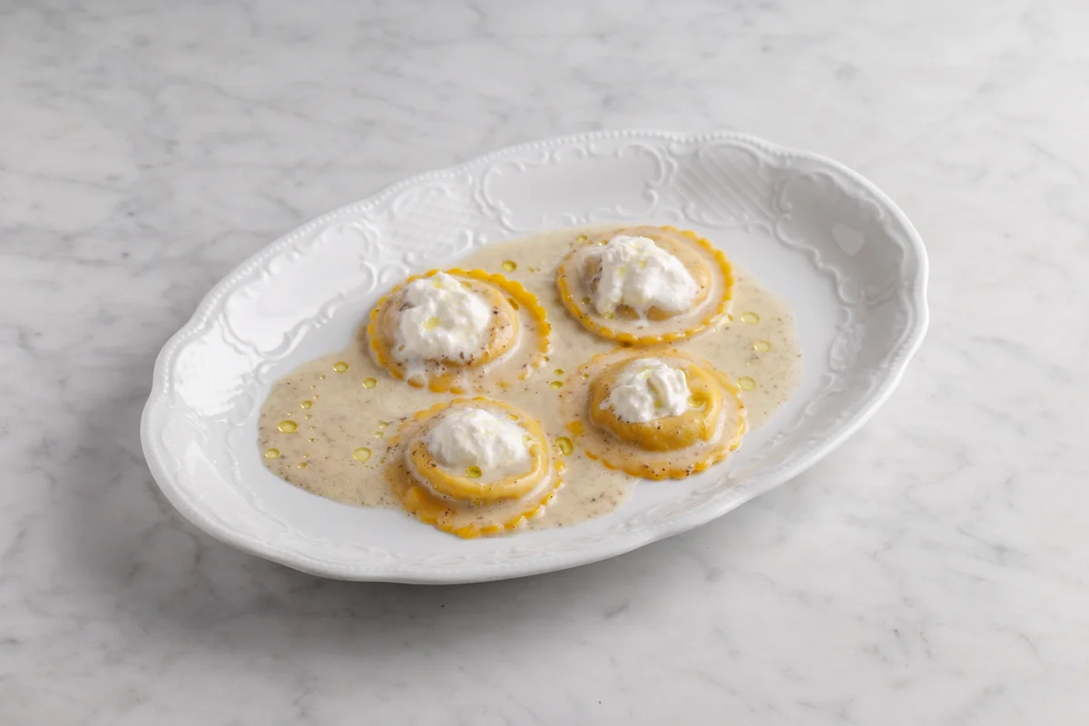 Равиоли с трюфельным соусом и страчателлой