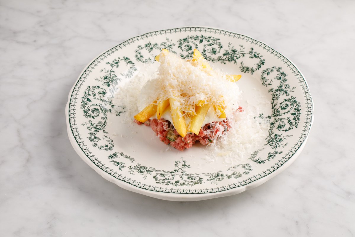 Тартар из говядины с картофелем фри