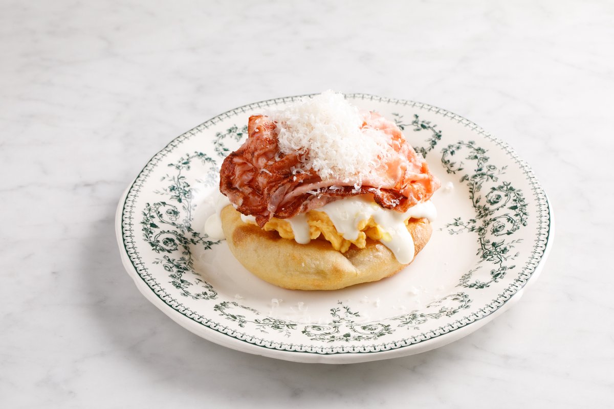 Пшеничная лепешка со скремблом и мортаделлой